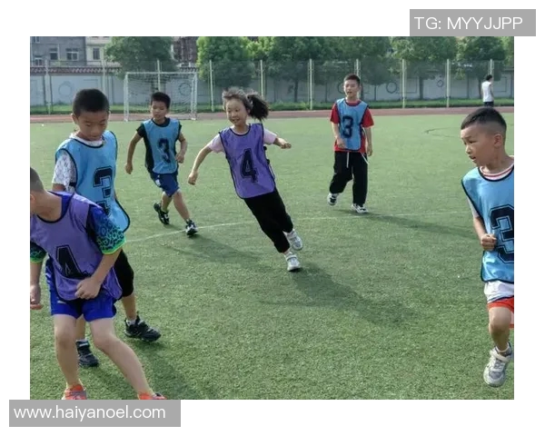 小学生在足球比赛直播中展现激情与团队精神的精彩瞬间